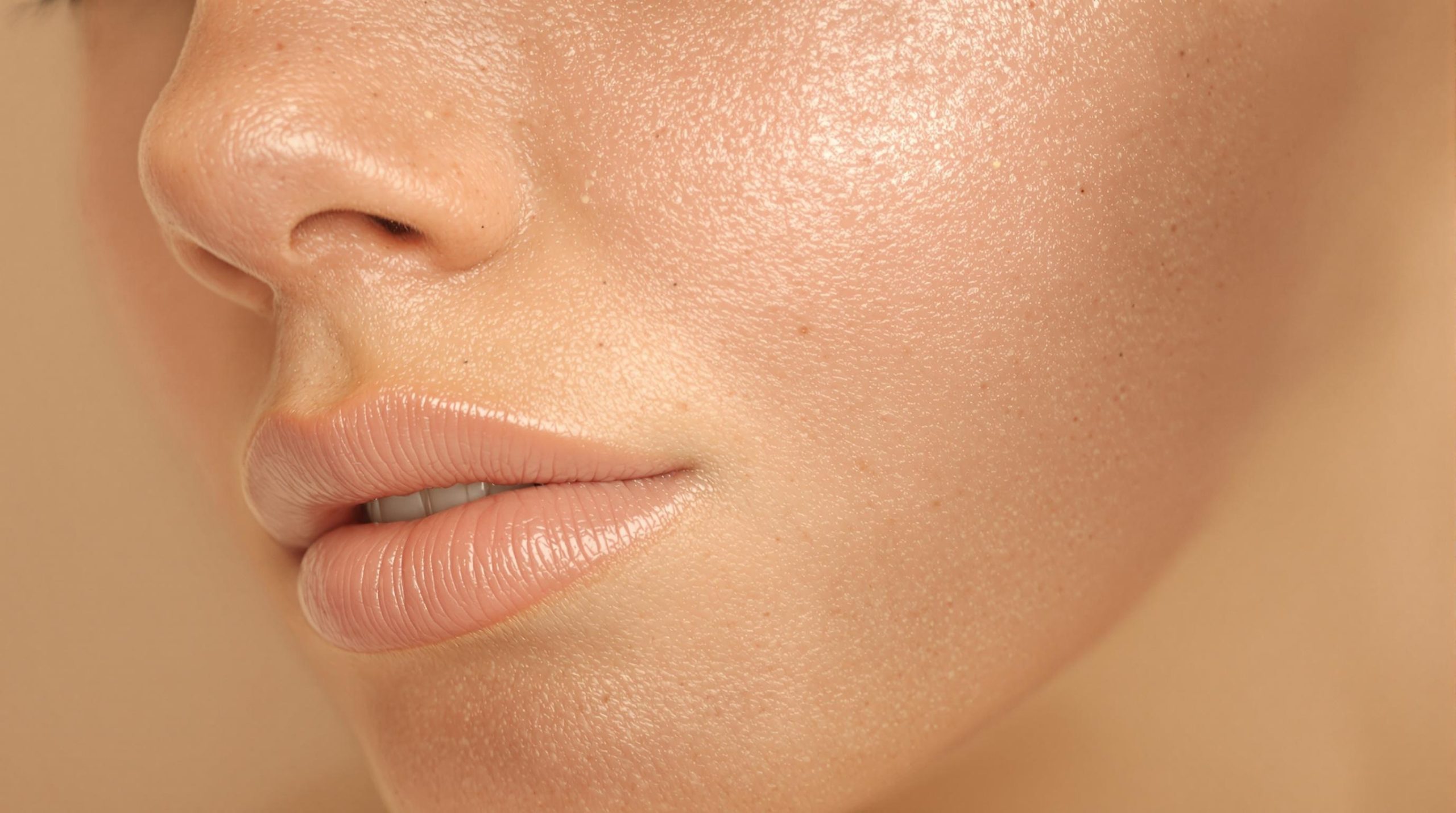 Peau du visage granuleuse : causes et solutions